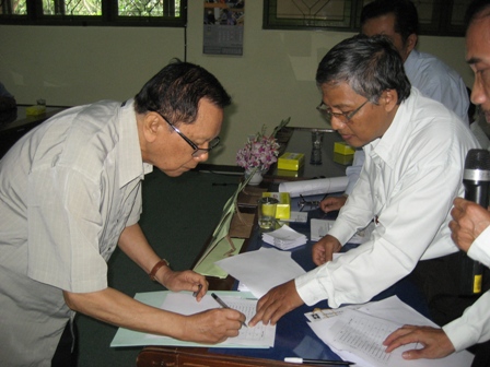 Prof Imam Barnadib (kiri) Saat Mengikuti Pemilihan Pemegang Amanah Pasca Sarjana FIAI, Mei 2010 lalu.